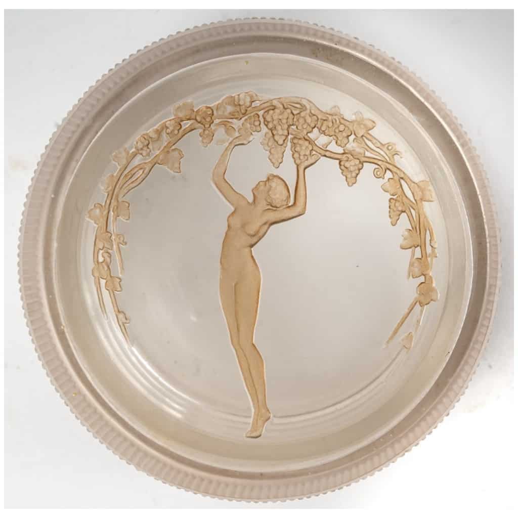 1919 René Lalique – Boîte Une Figurine Et Raisins Verre Blanc Patiné Sépia 3