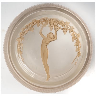 1919 René Lalique – Boîte Une Figurine Et Raisins Verre Blanc Patiné Sépia