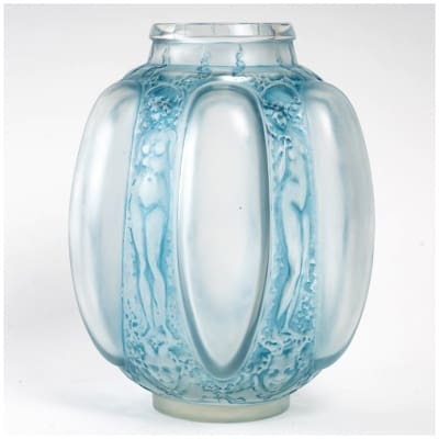 1912 René Lalique – Vase Six Figurines Et Masques Verre Blanc Patiné Bleu