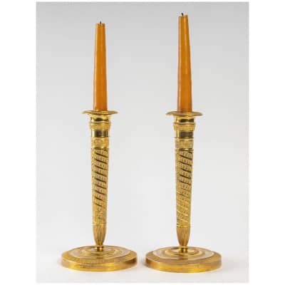 Paire de bougeoirs en bronze ciselé doré à décor de Rais de Cœurs d’époque Directoire vers 1798