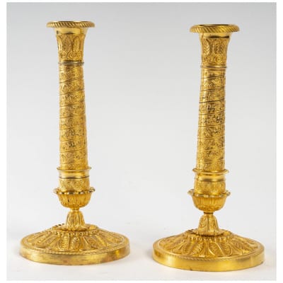 Paire de bougeoirs en bronze ciselé doré à décor de colonnes Vendôme d’époque Empire vers 1810