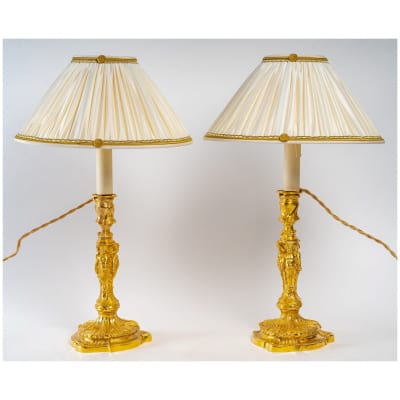 Paire de flambeaux aux amours en bronze ciselé et doré dans le style Louis XV vers 1850