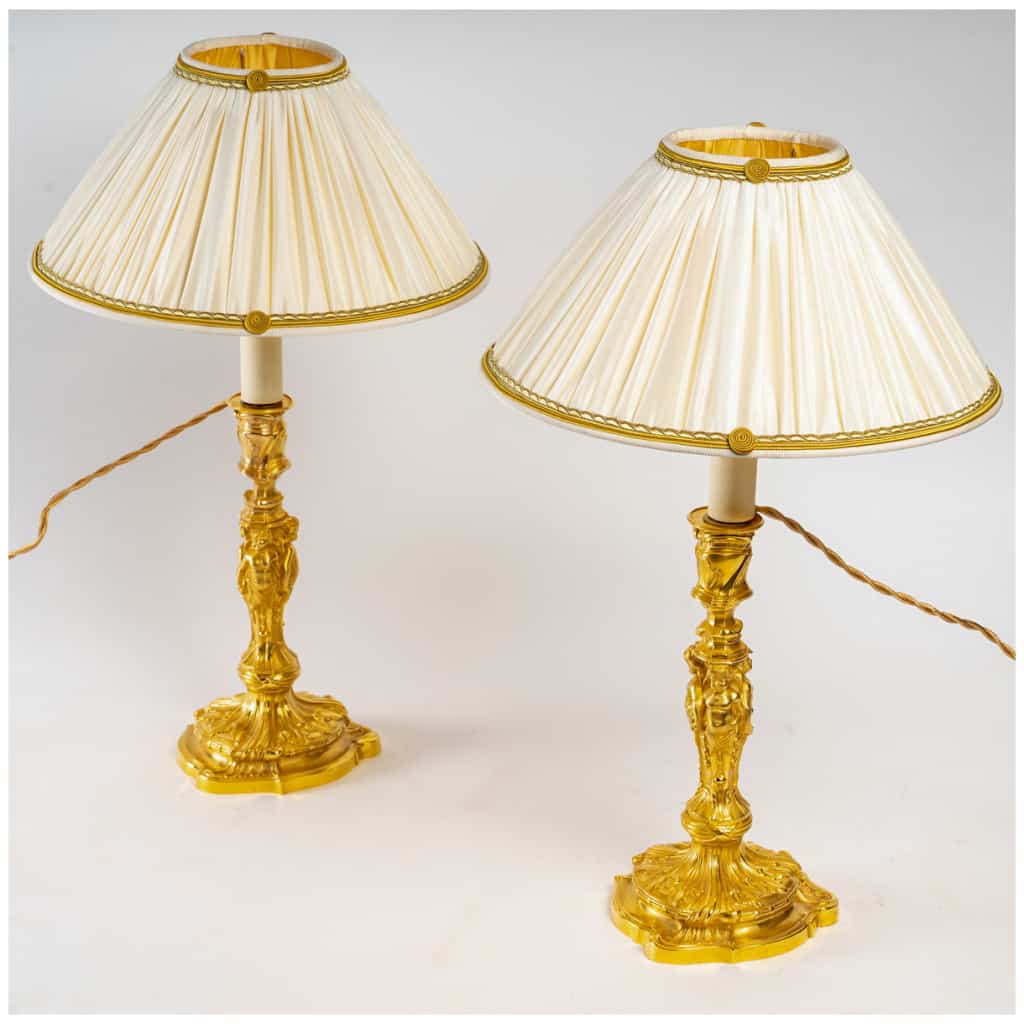 Paire de flambeaux aux amours en bronze ciselé et doré dans le style Louis XV vers 1850 5