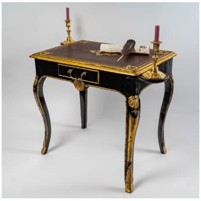Bureau en noyer sculpté laqué noir et doré époque Louis XV vers 1740-1760