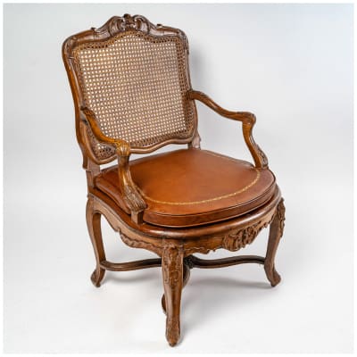 Cresson l’Ainé (attribué) Fauteuil de bureau en hêtre sculpté et fond de cannes époque Régence vers 1715-1723