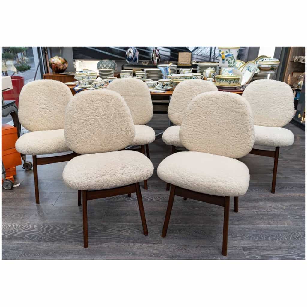 Ensemble de 6 chaises danoises en teck recouvertes de tissu en mouton bouclé. 4