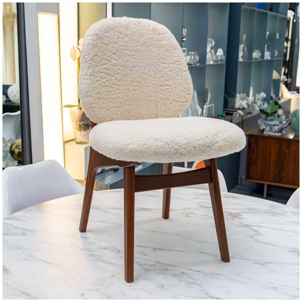 Ensemble de 6 chaises danoises en teck recouvertes de tissu en mouton bouclé. 7