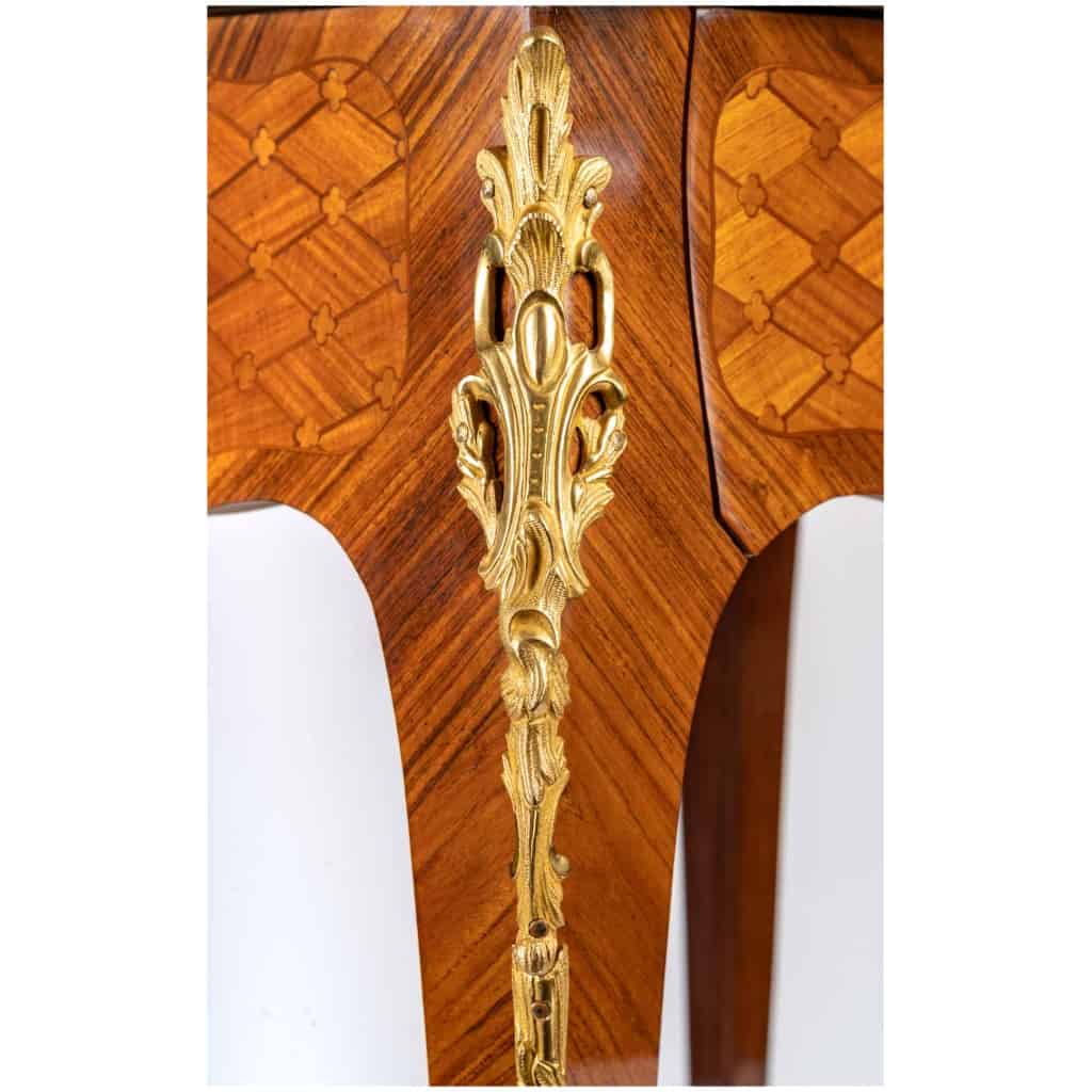 Paire de chevets de style Louis XV. 7