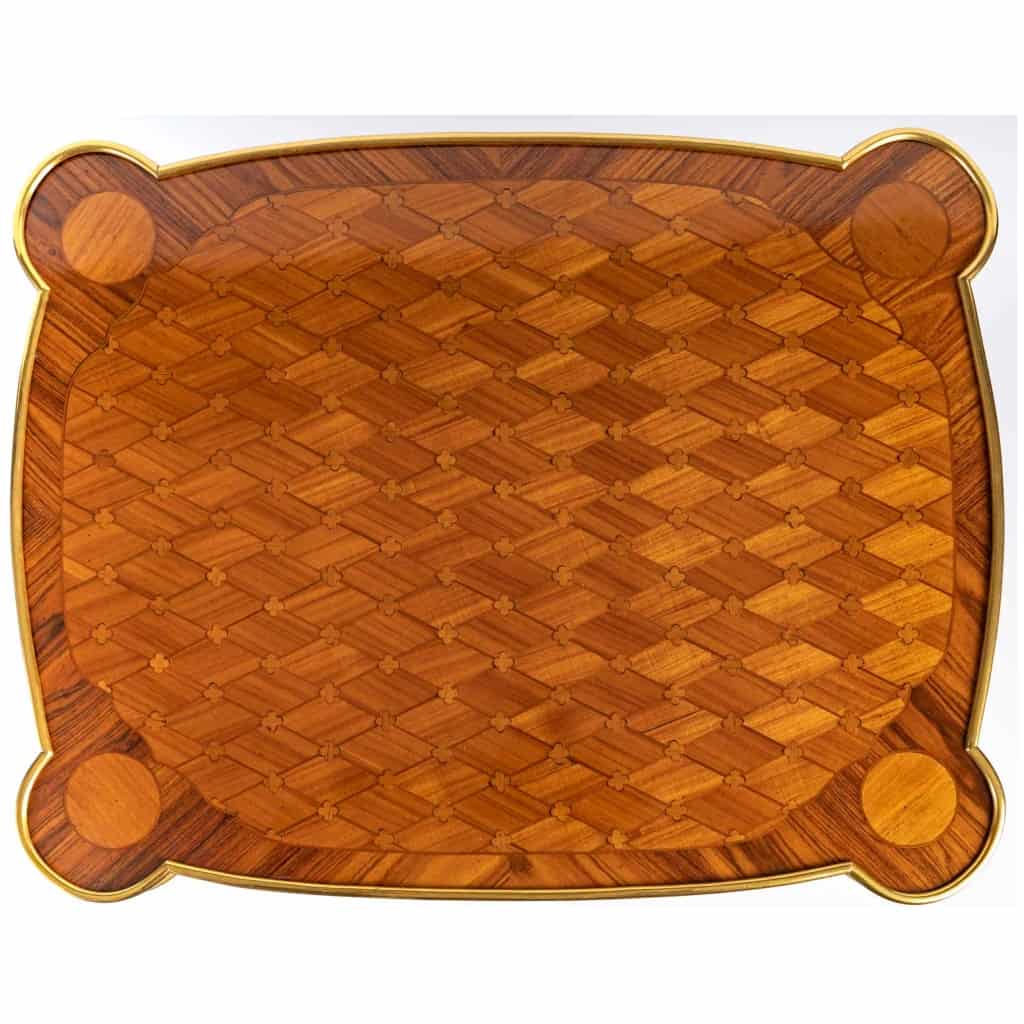 Paire de chevets de style Louis XV. 8