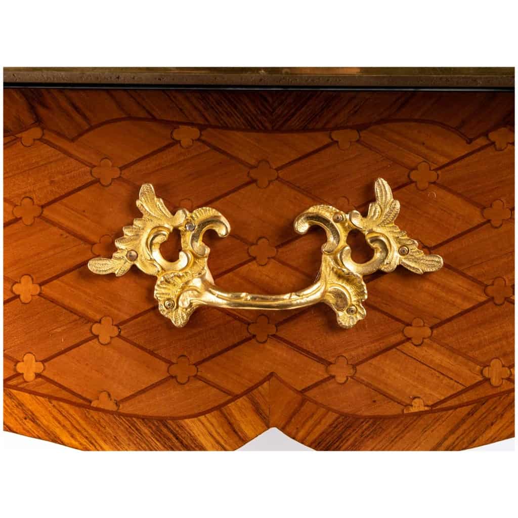 Paire de chevets de style Louis XV. 9