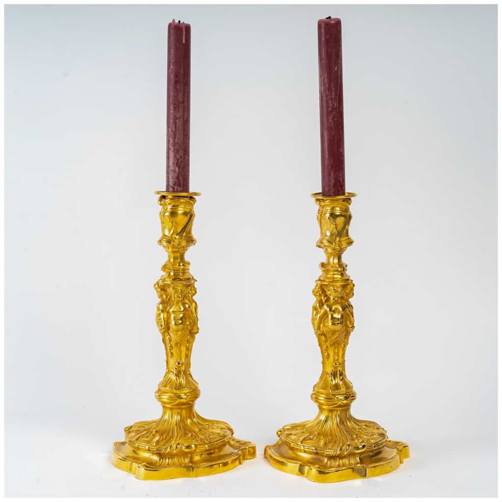 Paire de flambeaux aux amours en bronze ciselé et doré dans le style Louis XV vers 1850 6