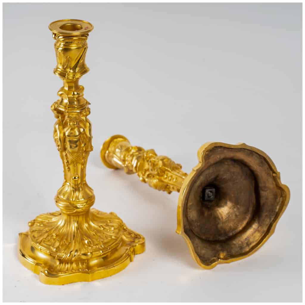 Paire de flambeaux aux amours en bronze ciselé et doré dans le style Louis XV vers 1850 16