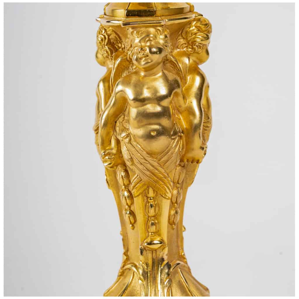 Paire de flambeaux aux amours en bronze ciselé et doré dans le style Louis XV vers 1850 12