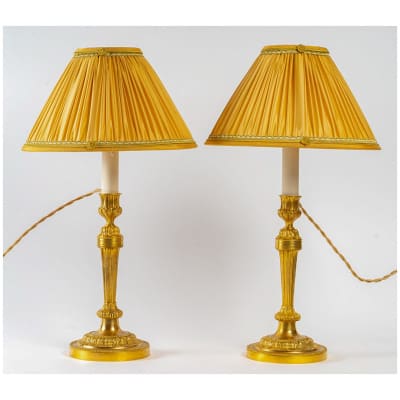 Paire de flambeaux en bronze ciselé et doré montés en lampes fin de l’époque Louis XVI