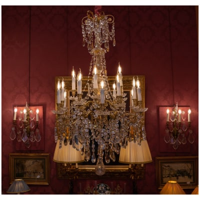 Important lustre en bronze doré de style Louis XVI à décor de cristal signé Baccarat vers 1875-1880