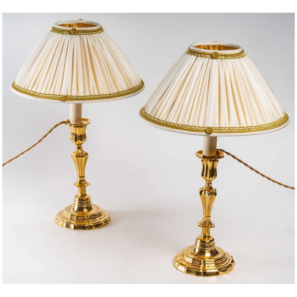 Paire de flambeaux XVIIIème siècle en bronze doré montés en lampes vers 1780 4