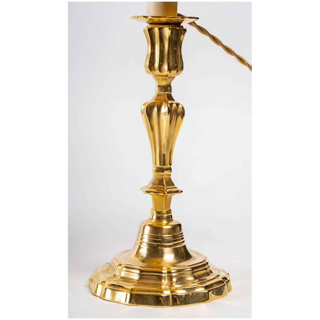Paire de flambeaux XVIIIème siècle en bronze doré montés en lampes vers 1780 6