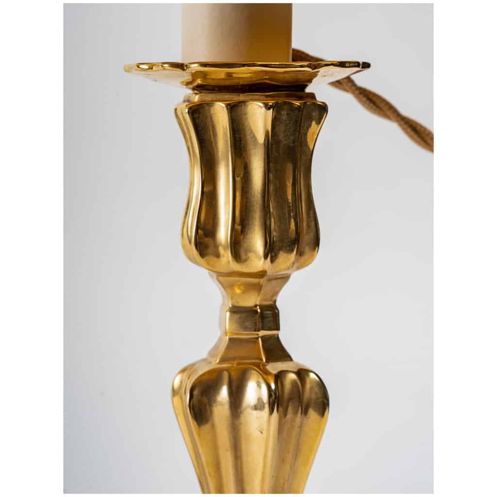 Paire de flambeaux XVIIIème siècle en bronze doré montés en lampes vers 1780 7