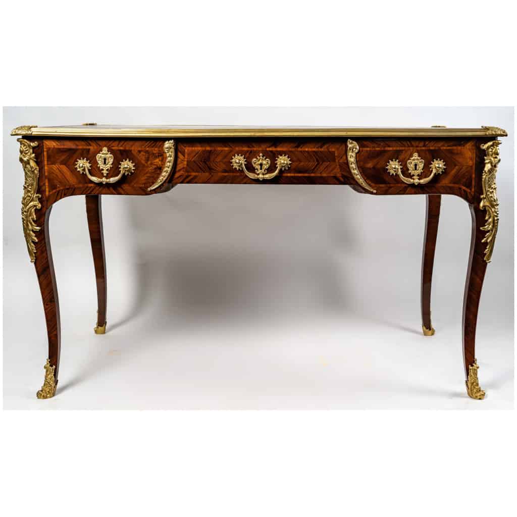 Bureau plat en bois de Violette et Amarante à décor de bronze doré époque Louis XV 5
