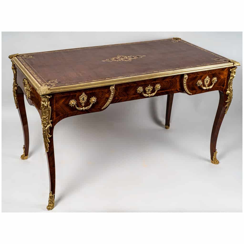 Bureau plat en bois de Violette et Amarante à décor de bronze doré époque Louis XV 3