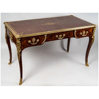 Bureau plat en bois de Violette et Amarante à décor de bronze doré époque Louis XV