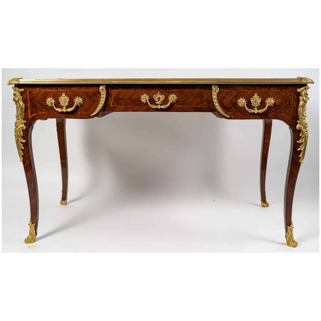 Bureau plat en bois de Violette et Amarante à décor de bronze doré époque Louis XV 9