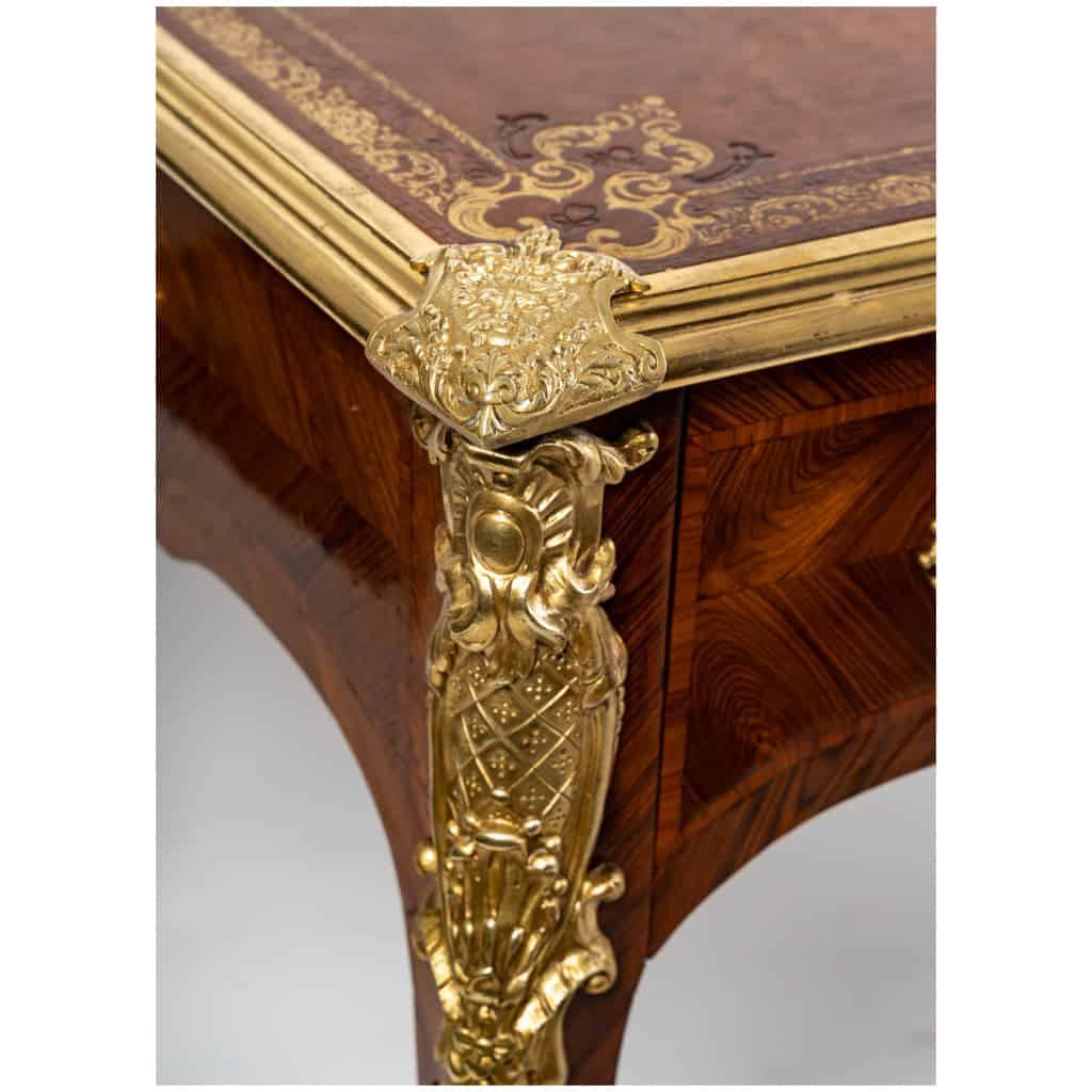 Bureau plat en bois de Violette et Amarante à décor de bronze doré époque Louis XV 4