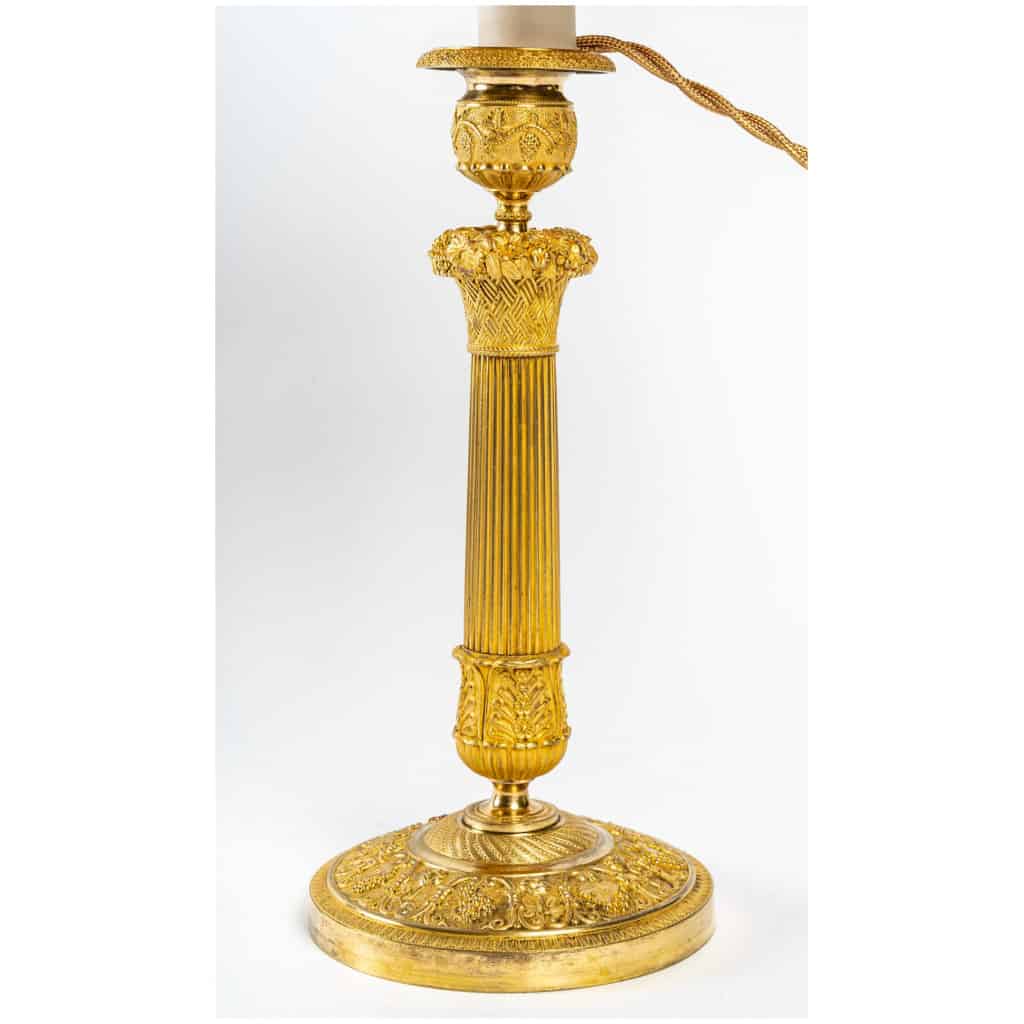 Paire de flambeaux montés en lampes à décor de panier fleuri en bronze doré époque Restauration vers 1820 6
