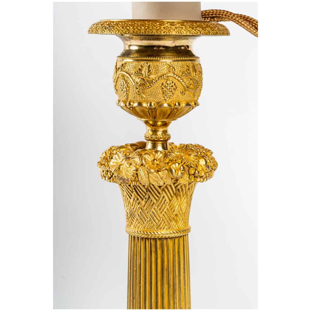 Paire de flambeaux montés en lampes à décor de panier fleuri en bronze doré époque Restauration vers 1820 7