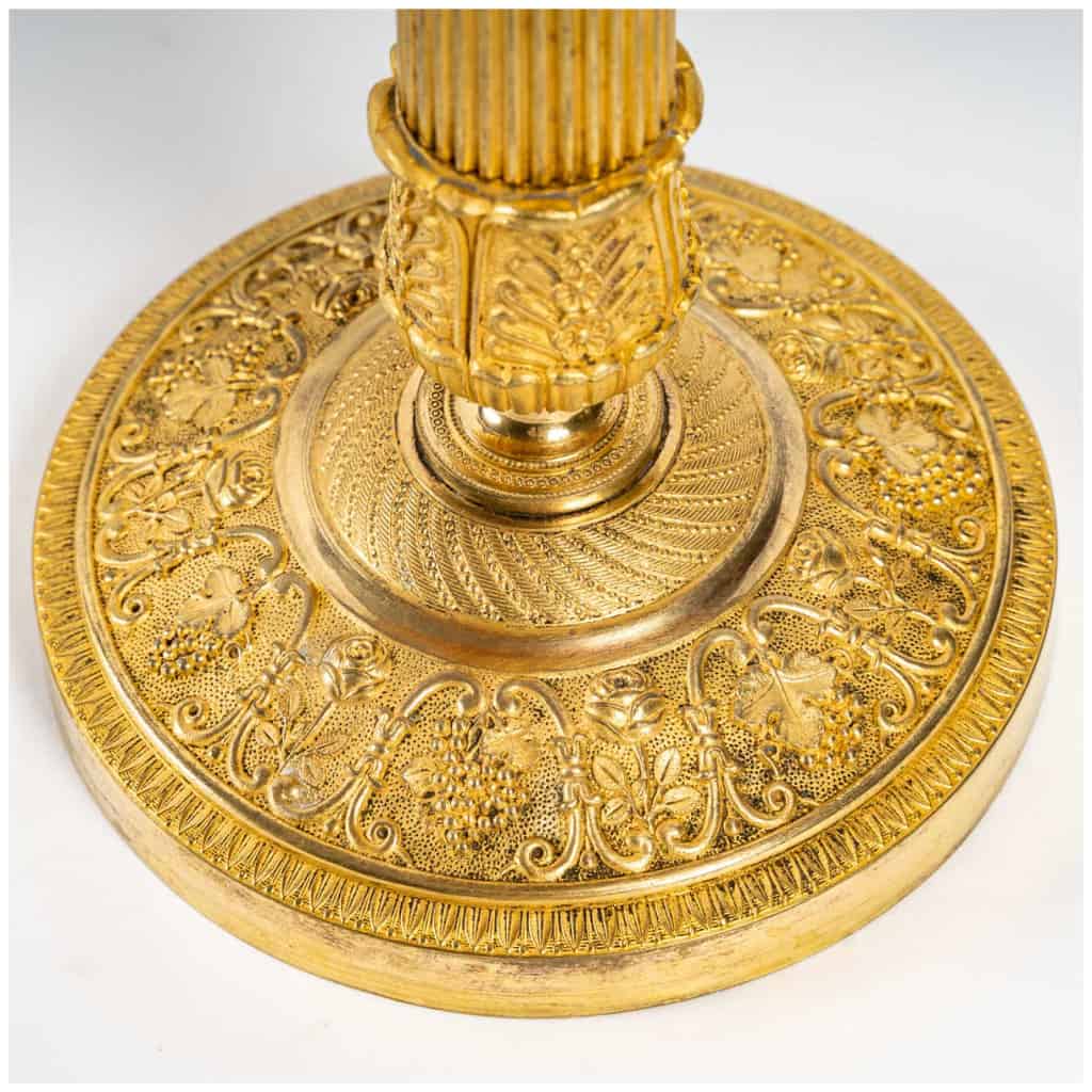 Paire de flambeaux montés en lampes à décor de panier fleuri en bronze doré époque Restauration vers 1820 8