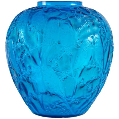René Lalique (1860-1945) : Vase  » Perruches  » Verre Bleu