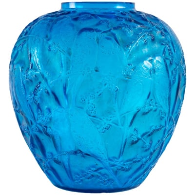René Lalique (1860-1945) : Vase  » Perruches  » Verre Bleu