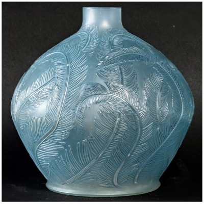 1920 René Lalique – Vase Plumes Verre Opalescent Patiné Bleu