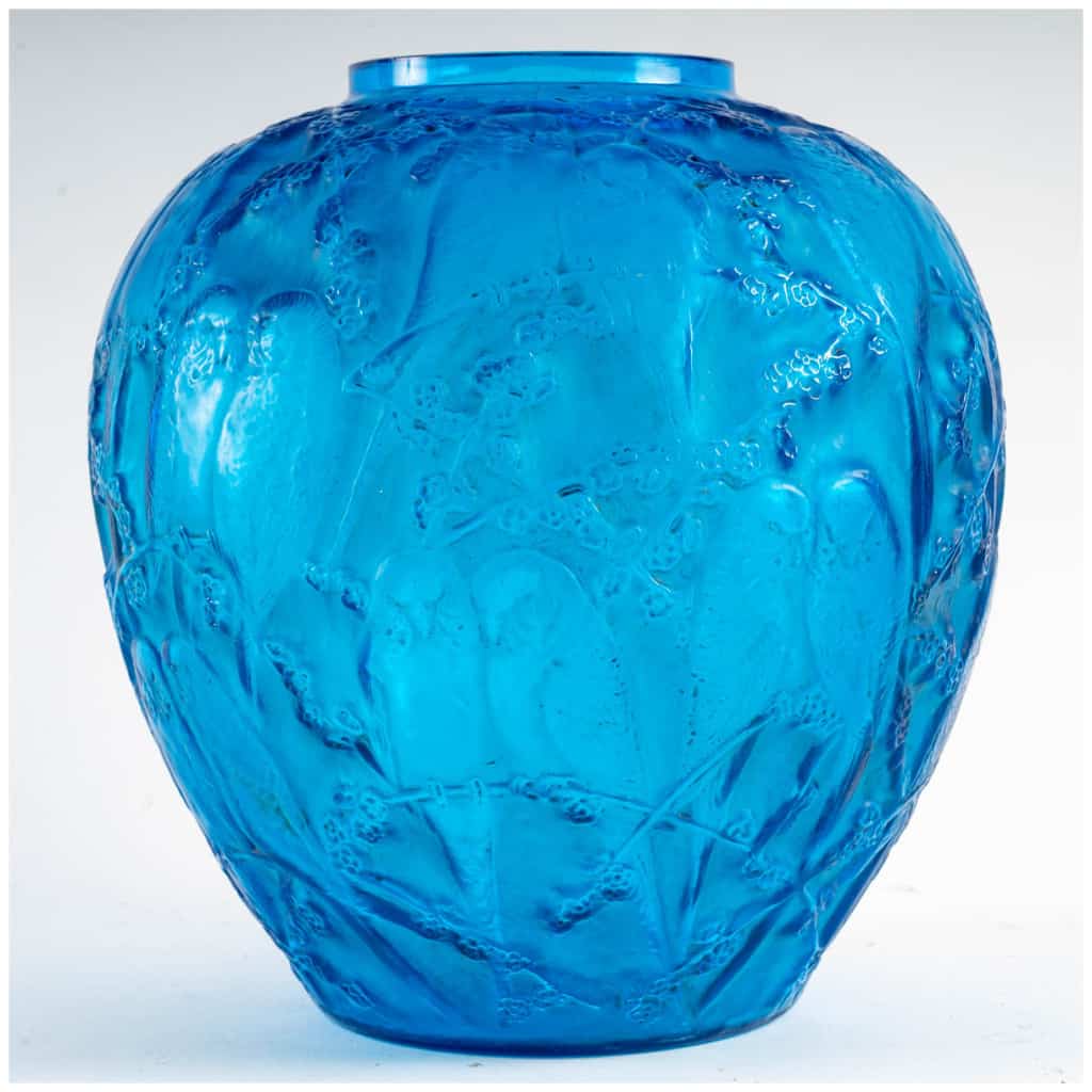 René Lalique (1860-1945) : Vase  » Perruches  » Verre Bleu 6