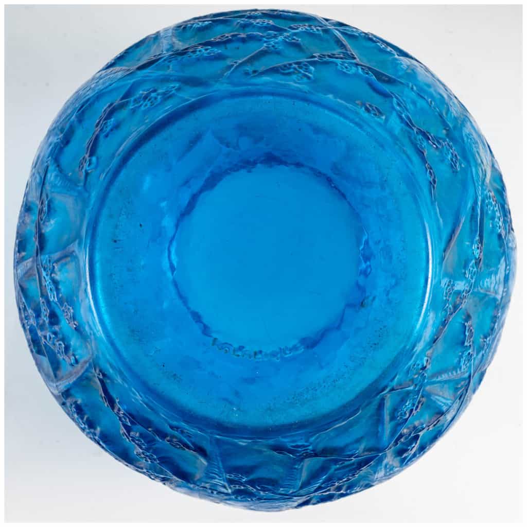 René Lalique (1860-1945) : Vase  » Perruches  » Verre Bleu 8