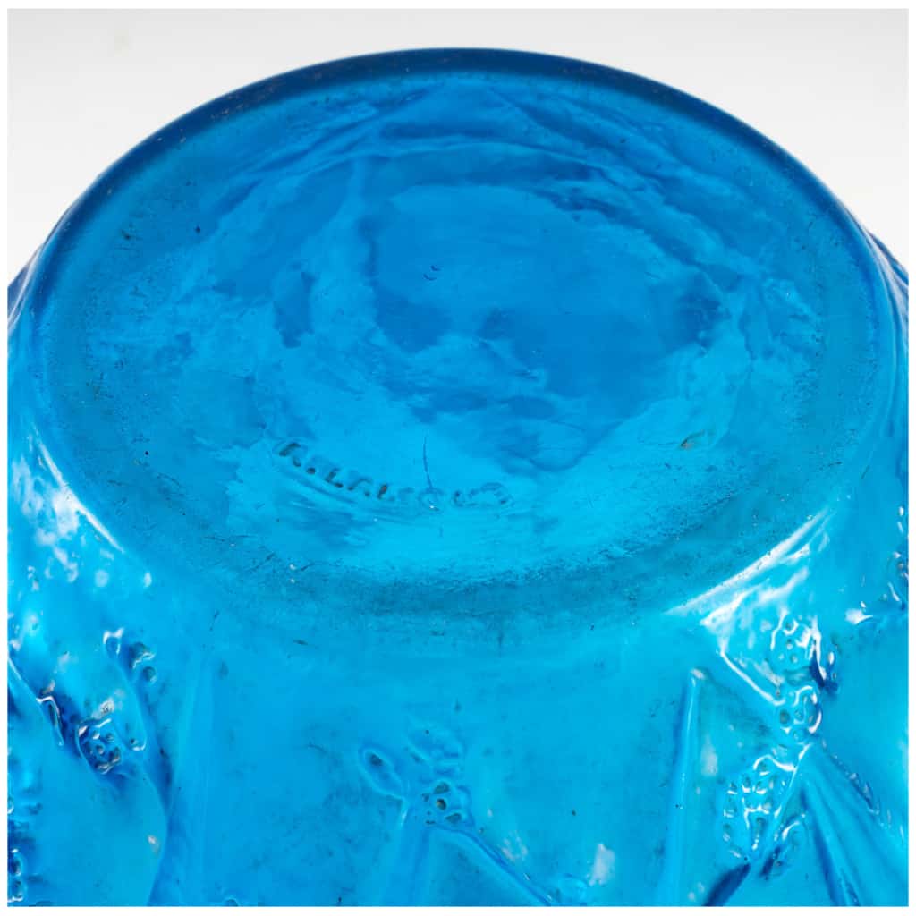 René Lalique (1860-1945) : Vase  » Perruches  » Verre Bleu 9