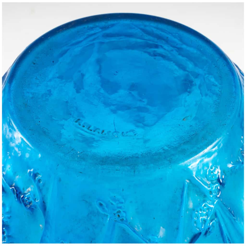René Lalique (1860-1945) : Vase  » Perruches  » Verre Bleu 9