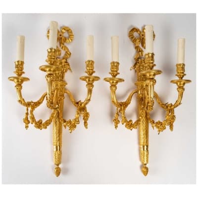 Paire de grandes appliques de style Louis XVI.