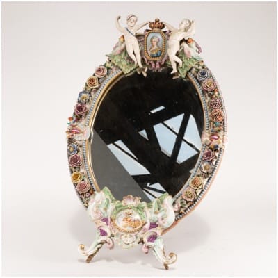 Dans le goût de Meissen, grand miroir de table en porcelaine, XIXe