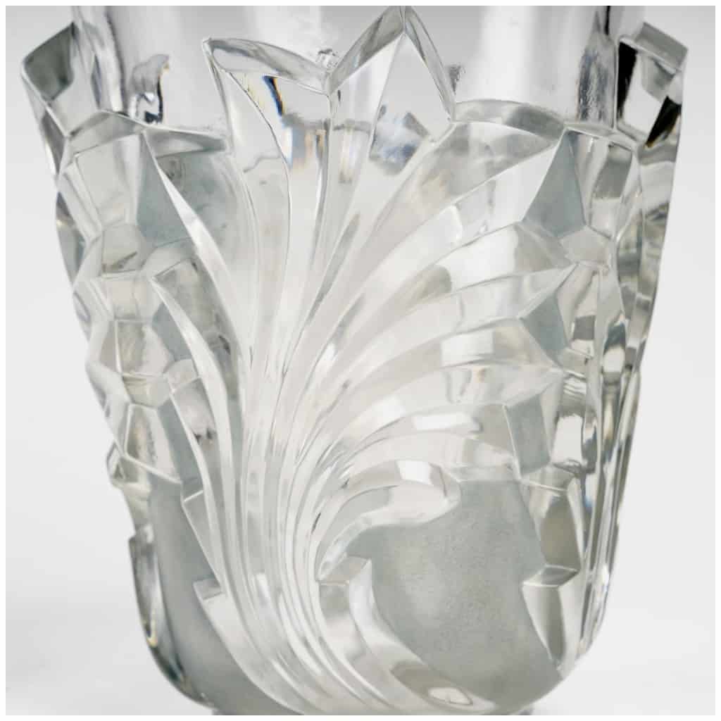 Marc Lalique – Vase Surcouf Feuilles Cristal Blanc Patiné Bleu Gris 5
