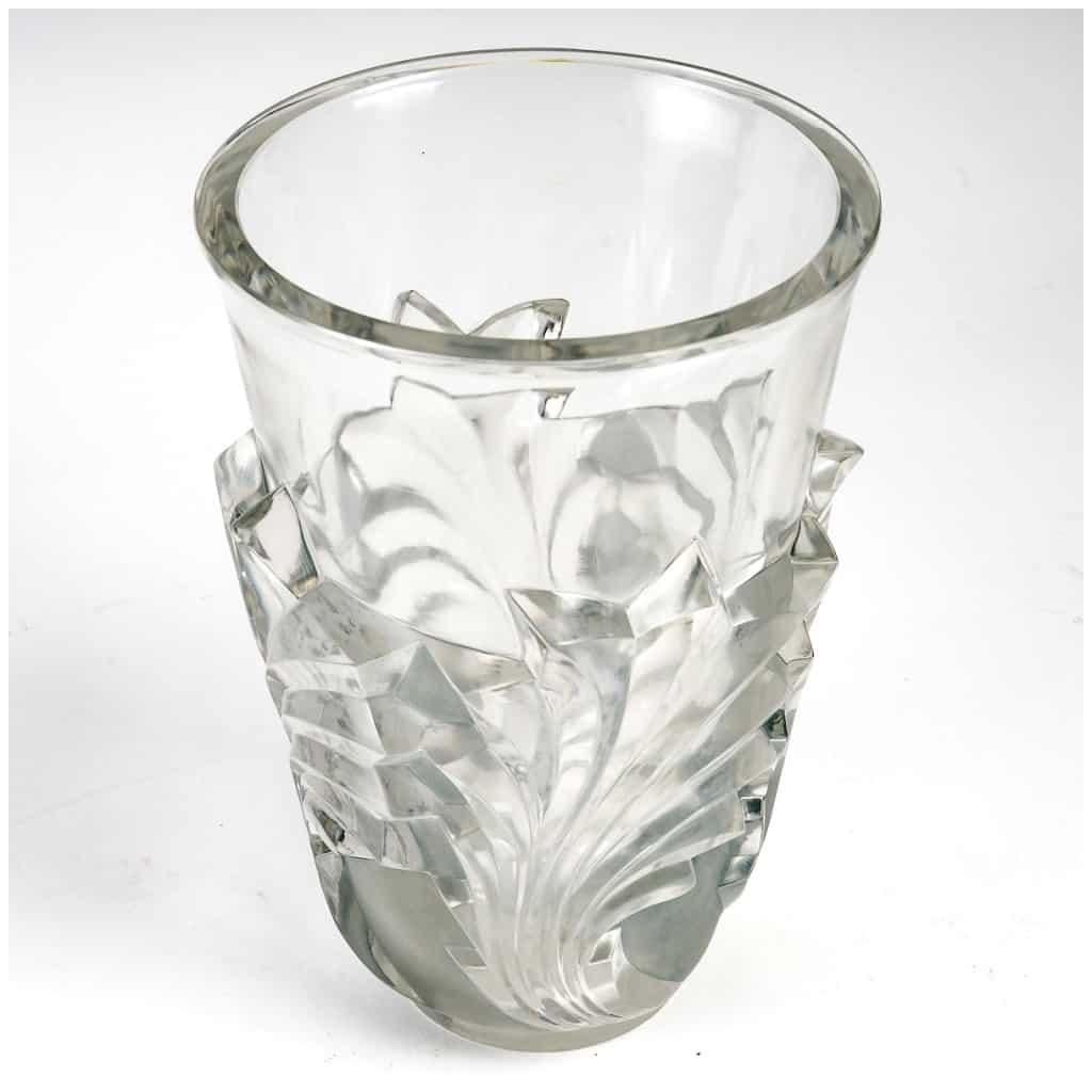 Marc Lalique – Vase Surcouf Feuilles Cristal Blanc Patiné Bleu Gris 6