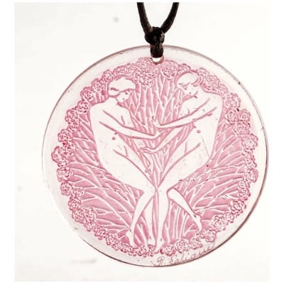 1919 René Lalique – Pendentif Deux Danseuses Verre Blanc Patiné Rose
