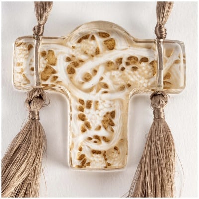 1919 René Lalique – Pendentif Mûres Verre Blanc Patiné Sépia