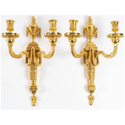 Paire d’appliques à deux bras de lumière en bronze ciselé et doré d’époque Louis XVI