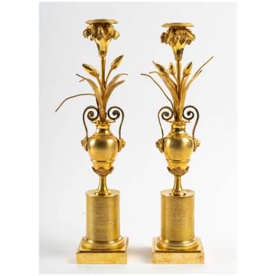 Paire de bougeoirs en bronze doré à décor de vase aux mufles de lion et bouquets de fleurs époque Directoire