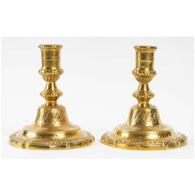 Paire de petits bougeoirs en bronze ciselé et doré d’époque Régence vers 1710
