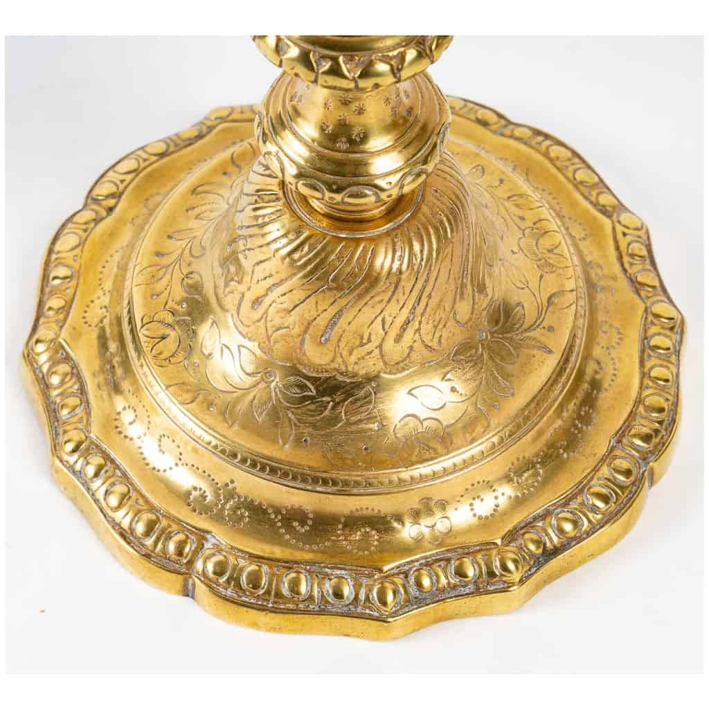 Paire de petits bougeoirs en bronze ciselé et doré d’époque Régence vers 1710 6