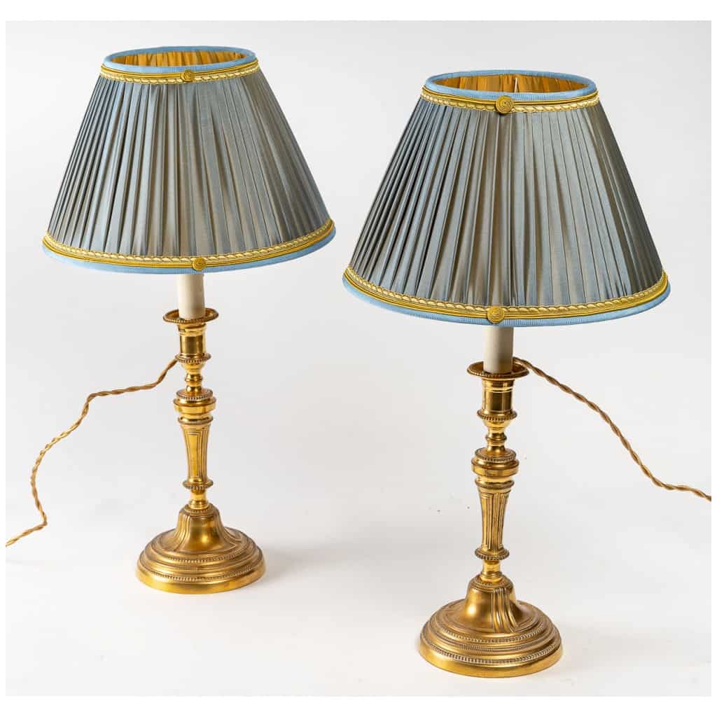 Paire de flambeaux en bronze ciselé et doré montés en lampes fin de l’époque Louis XVI 3