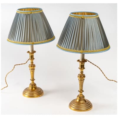 Paire de flambeaux en bronze ciselé et doré montés en lampes fin de l’époque Louis XVI