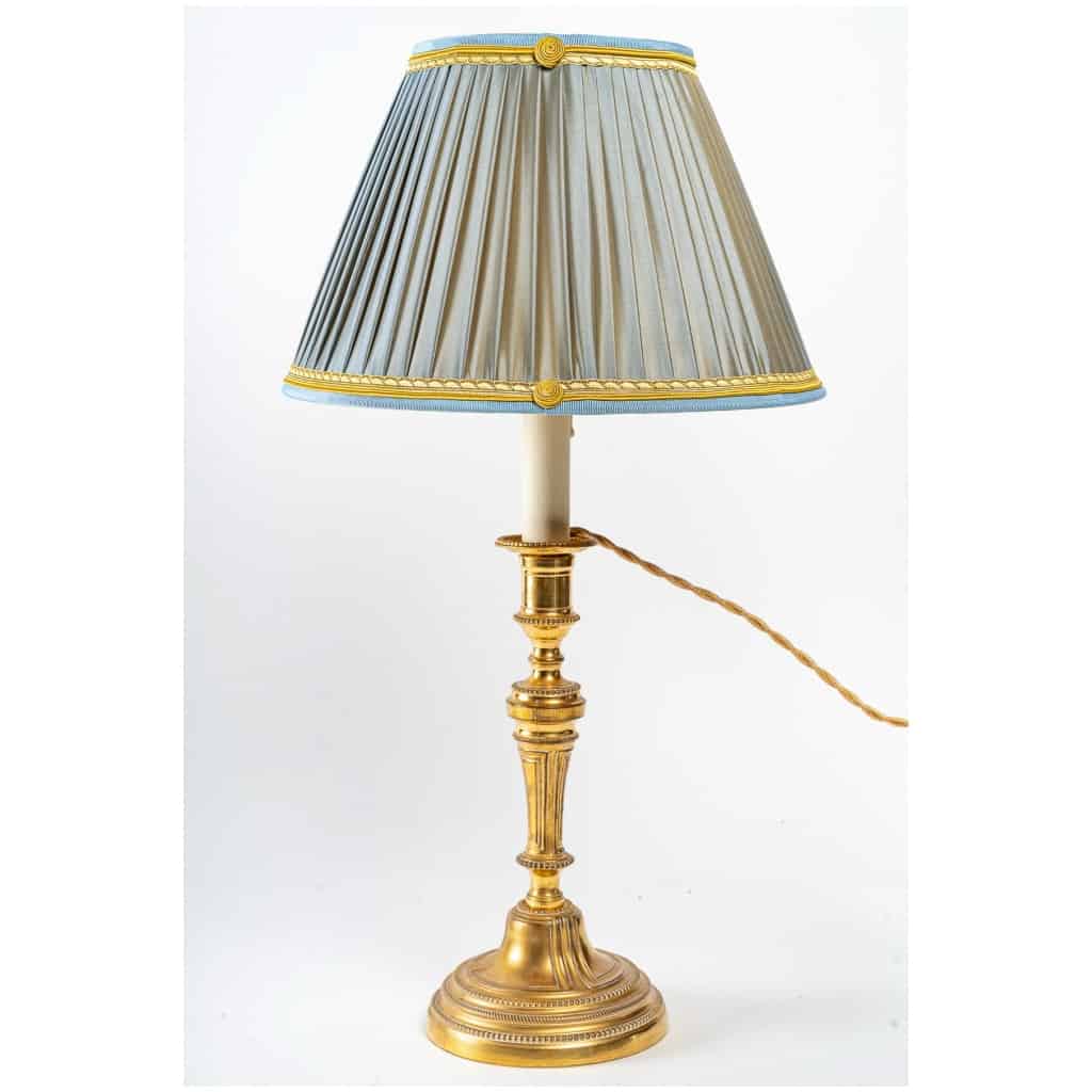 Paire de flambeaux en bronze ciselé et doré montés en lampes fin de l’époque Louis XVI 6